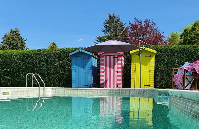 Norfolk Broads, 5 bedrooms, hot tub & private outdoor swimming pool. Sleeps 10