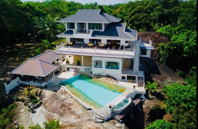 North Borneo Malaysian Beach Villa with 3 Bedroom Suites & Swimming Pool