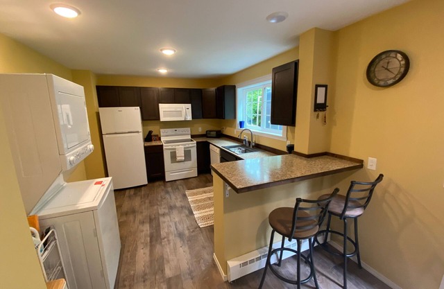 North End- Versatile Studio w/Full Sized Kitchen & Bath- CLEAN!