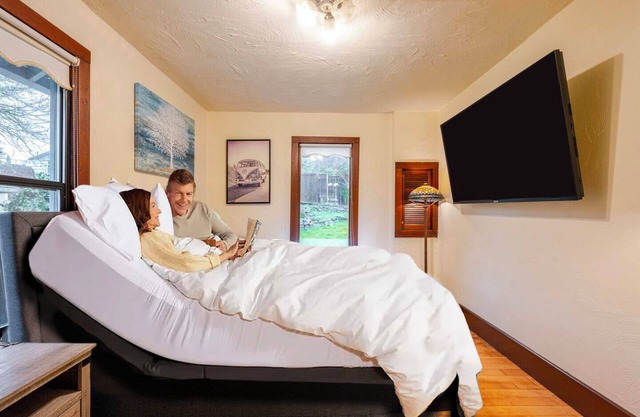 Northend Charmer! Your own Private space and bathroom in Tacoma’s beautiful NE.