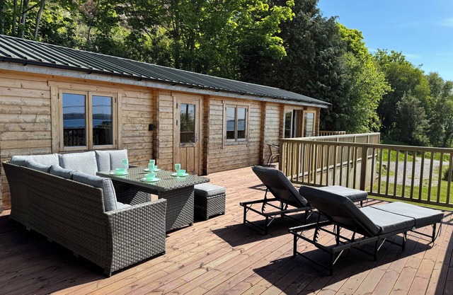 NORTHWOOD LODGE, pet friendly, country holiday cottage in Llanbedrog