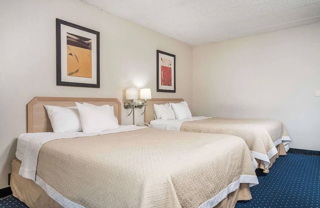 Norwood Inn and Suites Lacrosse - 2 Queen Bed Non Smoking