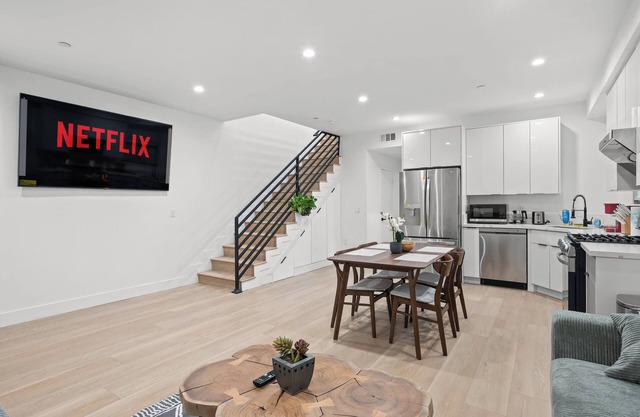 Not affected by the fire/Modern 5BR Home with Parking, Near LA Attractions #4