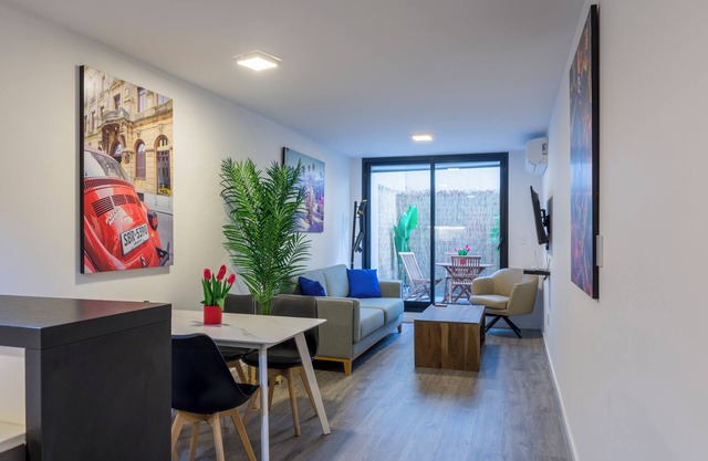 Nuevo Pocitos Apartmento Lujo w/King Beds, 3 Smart TVs, W/D, WiFi, Rooftop Pool.