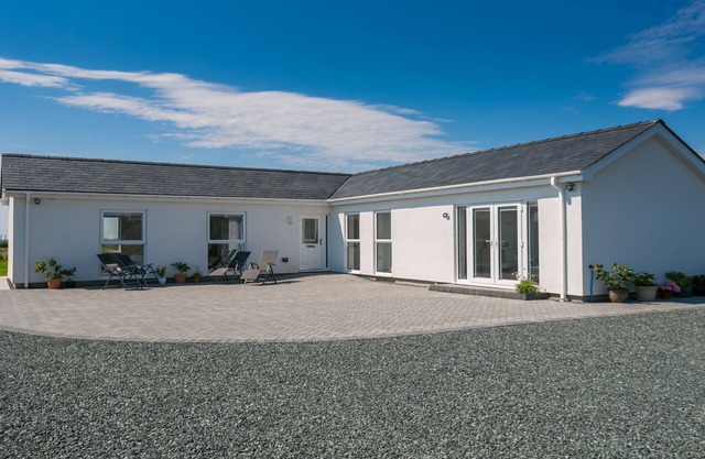 Nyth y Gwdihw - a ground floor bedroom that sleeps 5 guests in 3 bedrooms