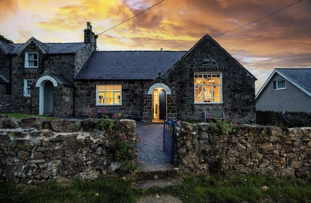 Nyth Y Wennol - sleeps 8 guests in 4 bedrooms