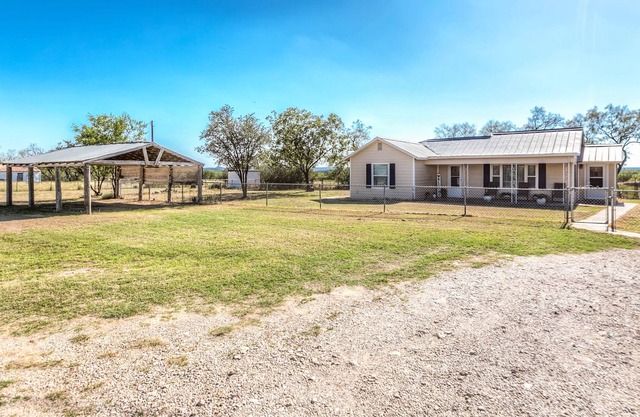 Oak Creek Getaway- 2 minutes to Oak Creek Lake in Blackwell, Texas!