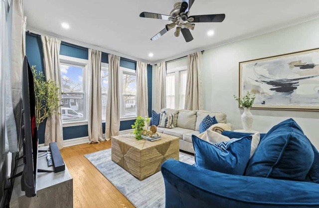 Oak Park 5bd 2bth sleeps 11 with 3 private parking