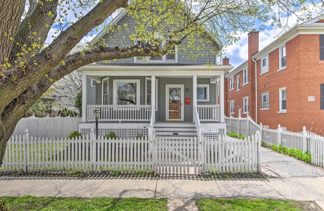 Oak Park Home w/Fire Pit - 5 Mi to Garfield Park!