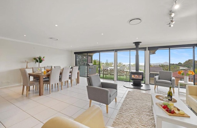 Oasis at Salamander Bay, 10 Raymond Ave - Boat Parking, WiFi, Air Con, Water Views