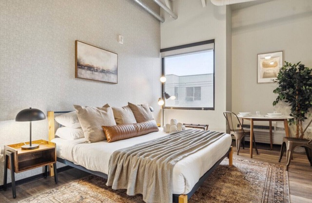 Oasis Studio with Rooftop, Gym, Game Rm, Pet friendly