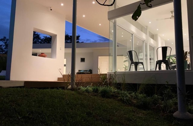 Ocean View Villa- 2 minutes to beach! Great Wifi!