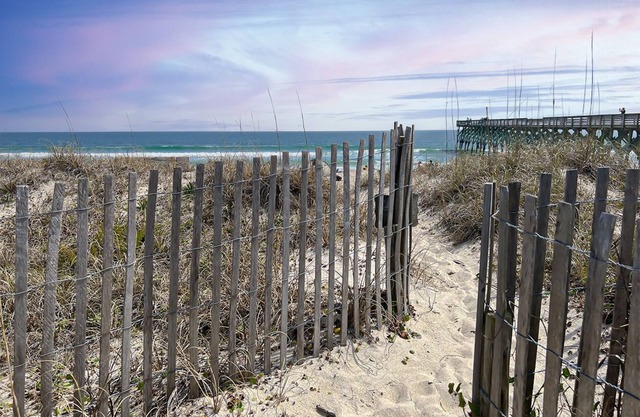 Oceanfront 1br studio apartment w/ocean views and direct beach access.