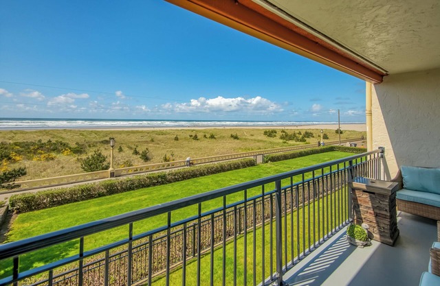 Oceanfront 2rd floor Balcony 2 blocks to Turnaround-Work Remotely