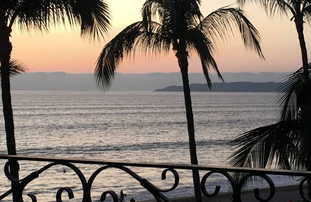 Oceanfront, BradAndJoeyRentals -Fully Remodeled, stocked, steps to beach.