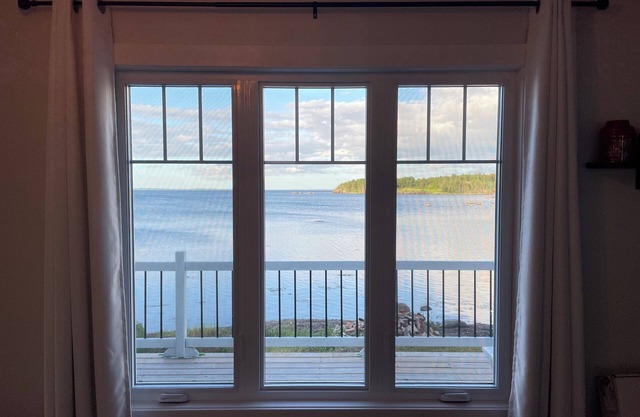 Oceanfront clapboard cottage - a great central location!
