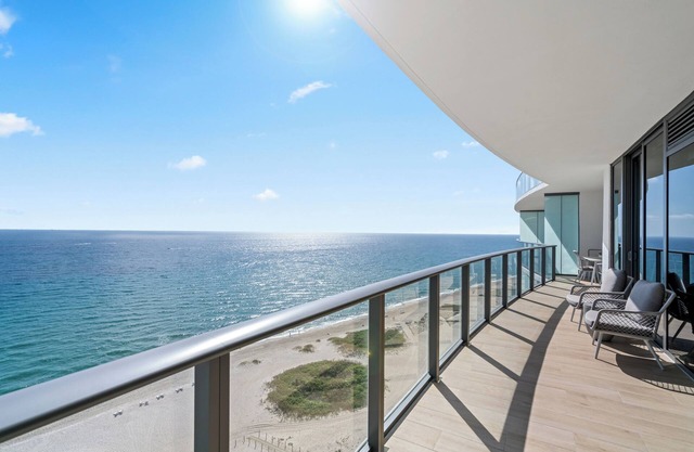 Oceanfront Luxury Retreat, 2BR Condo with Resort Amenities in Pompano Beach