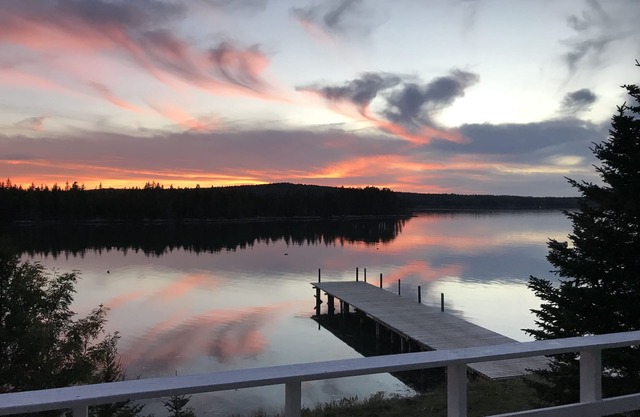 Oceanfront Retreat on Dyers Bay With Amazing Sunsets! Fire pit, Fishing off dock