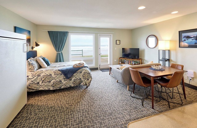 Oceanfront Studio - Ground Floor - Sleeps 4