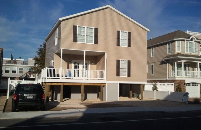 Oceanside 4BR 2.5BA, 1 block to beach