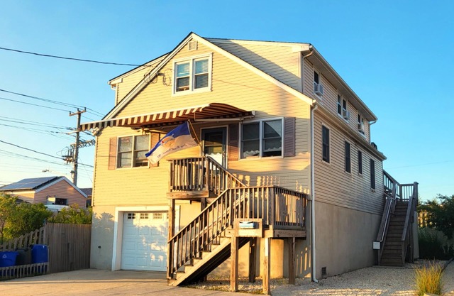 OCEANSIDE Getaway: Affordable 3 Bedroom, Top Floor Apartment with Pickleball Fun