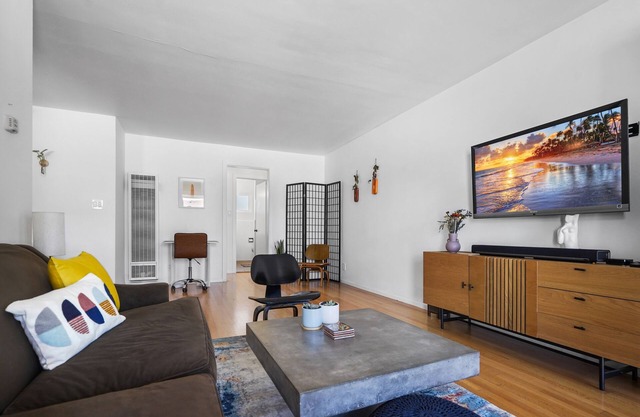 Oceanside Hermosa, 1 Minute Walk to the Beach, Parking, Kitchen, AC, Fit 4 Guest