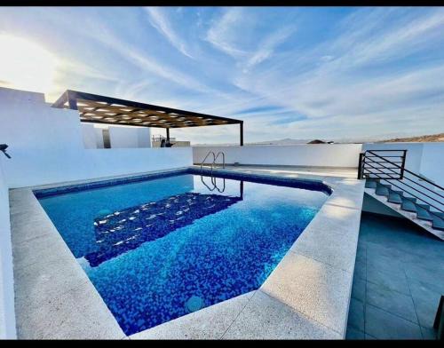 Oceanview Condo/Rooftop pool