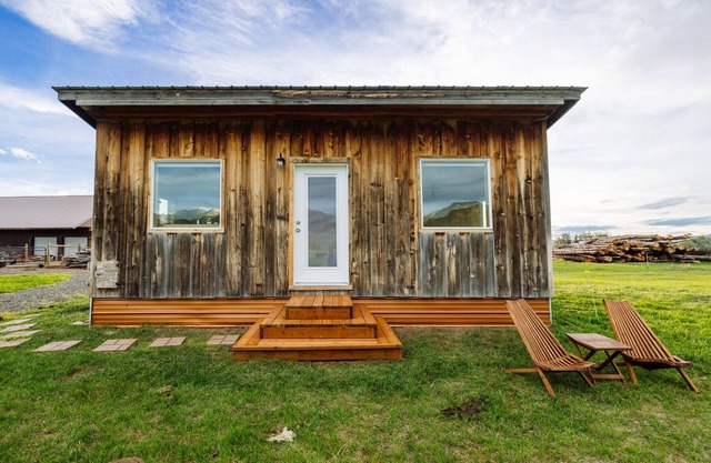 Off-grid tiny home farm stay with incredible mountain views!