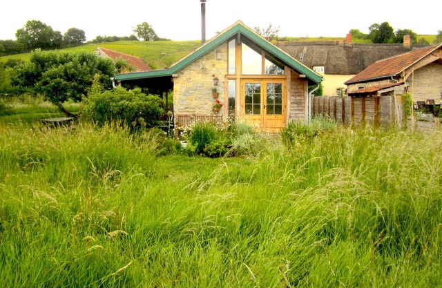 OLD CARY COTTAGE, pet friendly, character holiday cottage in Langport