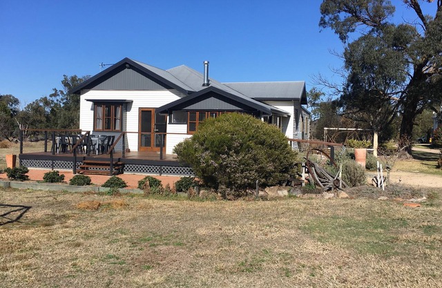 Old Caves House - Stanthorpe - Sleeps 9 Picturesque & quiet semi rural setting
