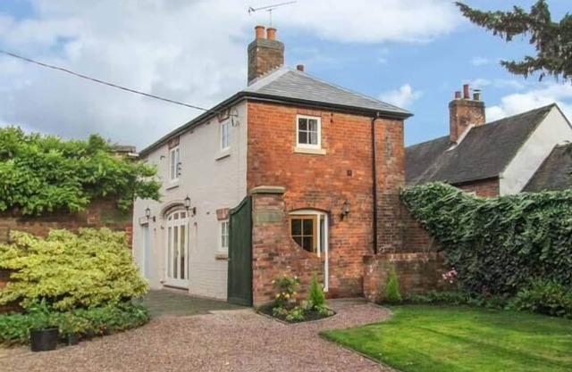 OLD CHURCH COACH HOUSE, family friendly in Church Leigh