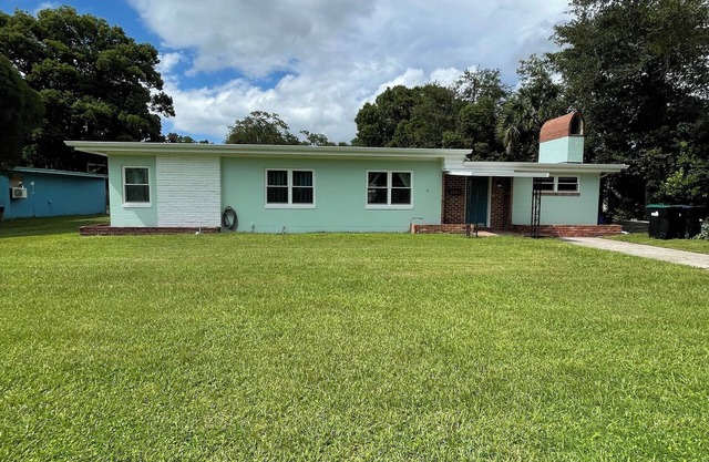 Old Florida Home w/Updates In Quiet Neighborhood