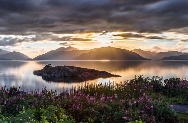 Old Schoolhouse With Stunning Loch And Mountain Views