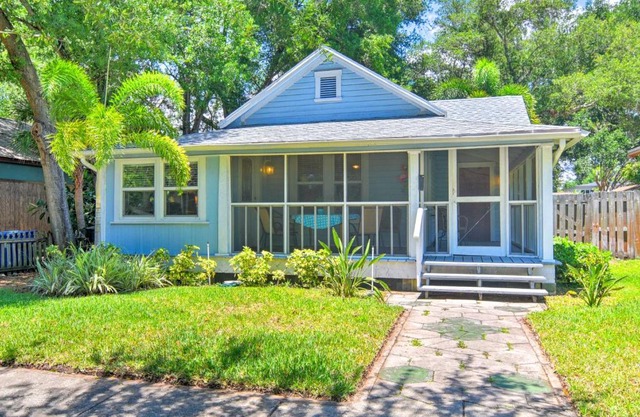 Old St Pete Bungalow - Downtown 1 Mi, Beach 8 Mi!
