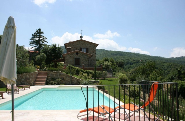 Old stone farmhouse placed in a secluded, panoramic and quiet location, perfect for nature lovers. P