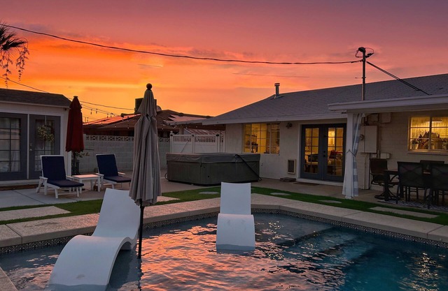 Old Town Oasis – Heated Pool, Spa, Private Studio, Lawn + Walk to Golf & Lake