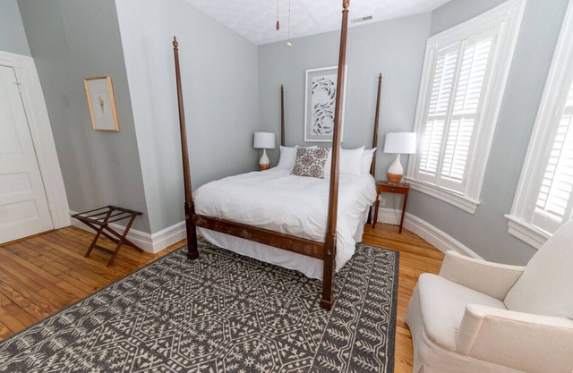 Old world charm downtown Edenton near the harbor, with homemade breakfast daily