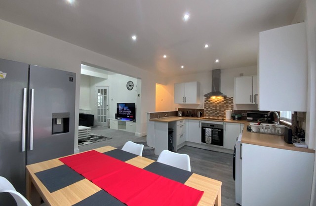 Oldham Home Free Parking 3bed 1bath
