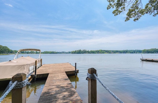 On Lake Bowen- Large dock, Million $ views, cozy and clean!