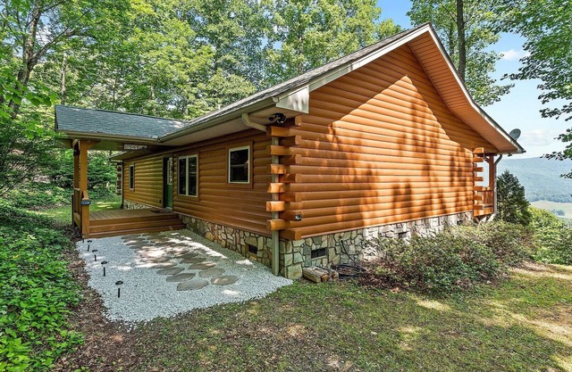 On Mountain Time - Secluded 2 BR, 2BA Log Cabin, Hot Tub, Firepit
