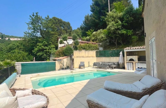 On the heights of Nice, beautiful villa ideal with family or friends