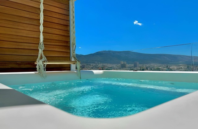 One 360 Skyline Athens - Penthouse Suite with private Infinity Jacuzzi