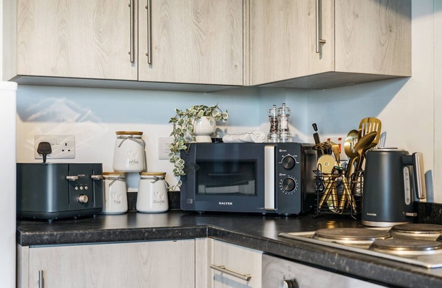 One Bed Apt/Free Parking/Sleeps 4