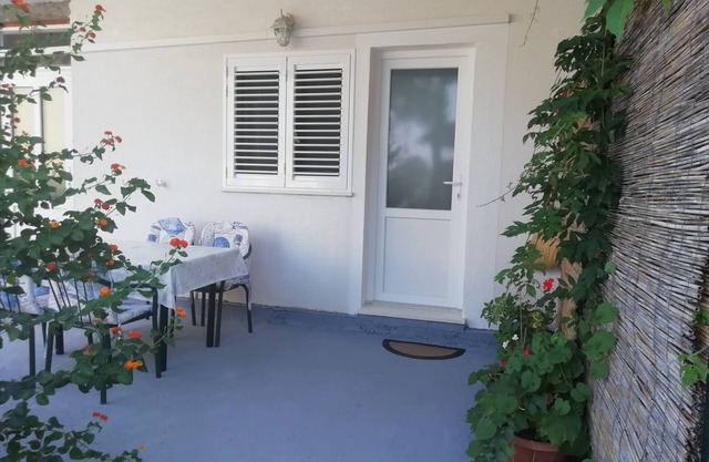 One bedroom apartment with terrace and sea view Cove Saplunara, Mljet (A-4896-b)