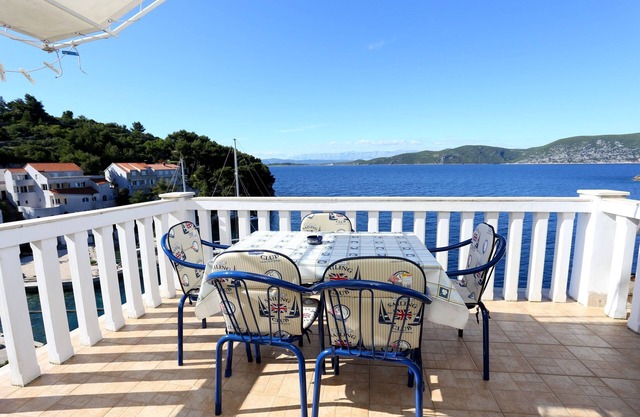 One bedroom apartment near beach Račišće, Korčula (A-4360-b)