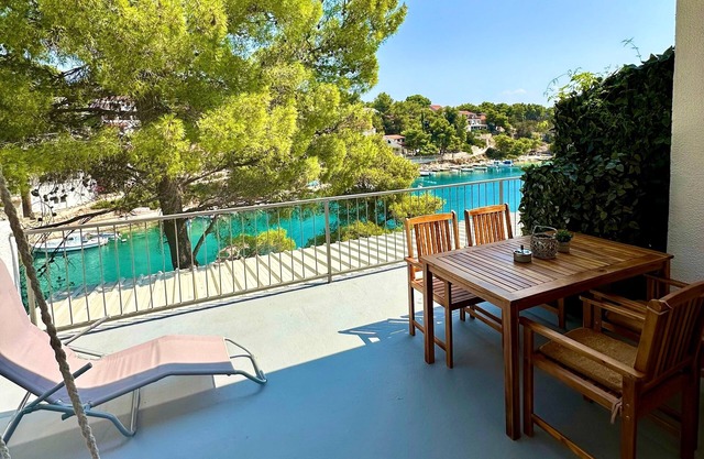 One bedroom apartment near beach Basina, Hvar (A-24120-a)