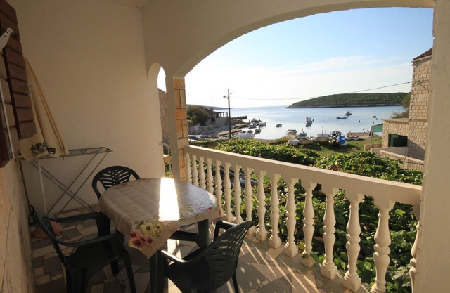 One bedroom apartment near beach Rukavac, Vis (A-1154-b)