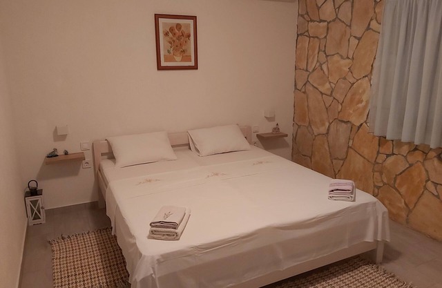 One bedroom apartment near beach Milna, Vis (A-8917-b)