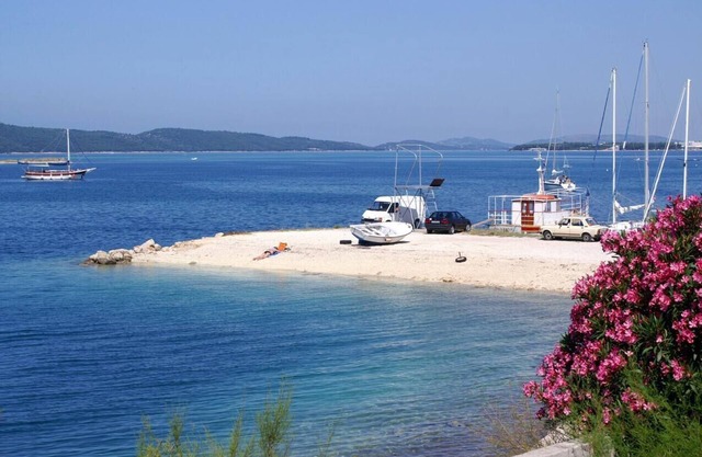One bedroom apartment with balcony and sea view Brodarica, Šibenik (A-919-b)