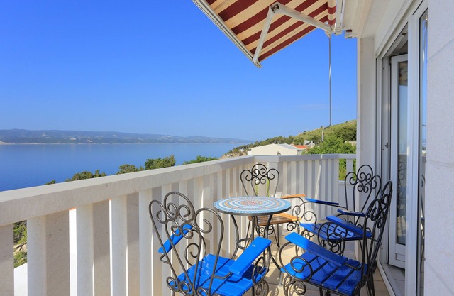One bedroom apartment with terrace and sea view Lokva Rogoznica, Omiš (A-13226-c)
